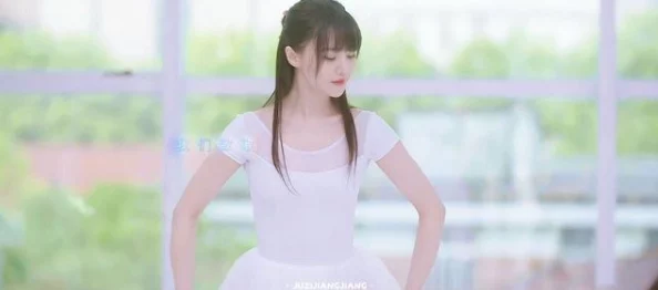 美丽的丽莎网友称赞其清新脱俗气质优雅宛如画中仙子