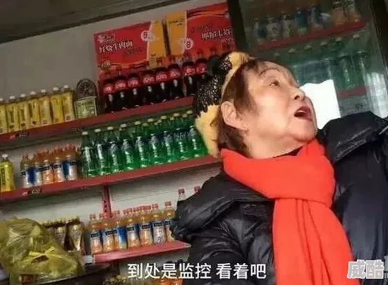 趴在老太身上乳摸网传X地Y小区监控视频曝光引发关注